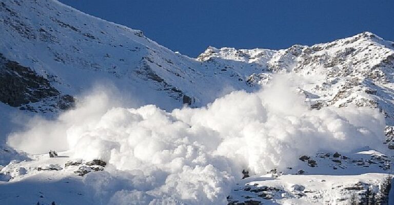 3 قتلى في انهيارين ثلجيين بجبال الألب الفرنسية