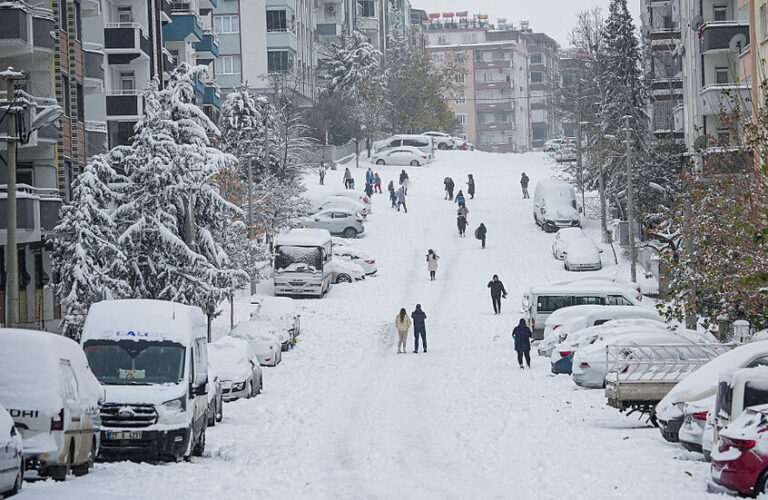الثلوج تجتاح تركيا! (فيديو)
