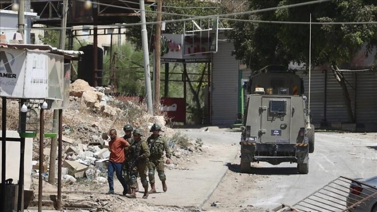 الاحتلال يعتقل 48 فلسطينياً بينهم أسرى محررون