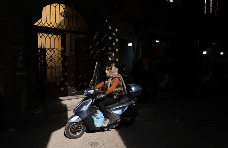 إيران تسمح للنساء بقيادة الدراجات النارية!