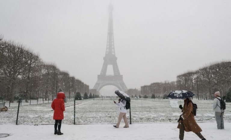قتلى بسبب موجة جليد في فرنسا! (فيديو)