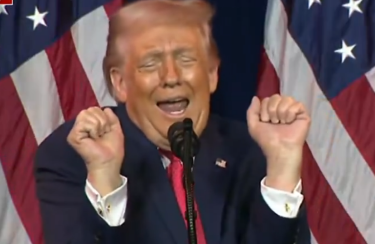 ترامب يسخر من رافعي الأثقال المتحولين! (فيديو)
