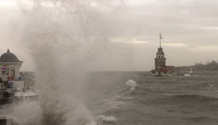 عاصفة شديدة في إسطنبول تمنع طائرة من الهبوط في مطار صبيحة (فيديو)