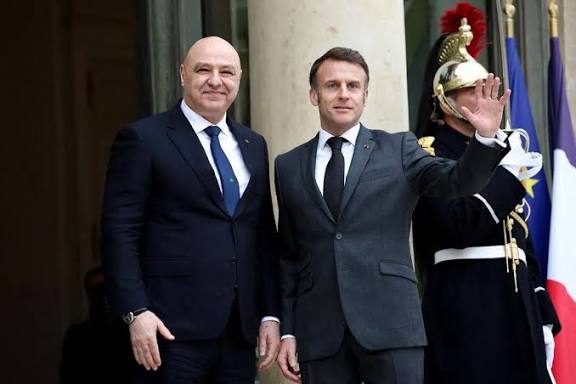 ماكرون: يرحب بحصر السلاح.. ويعلن مؤتمراً لدعم لبنان