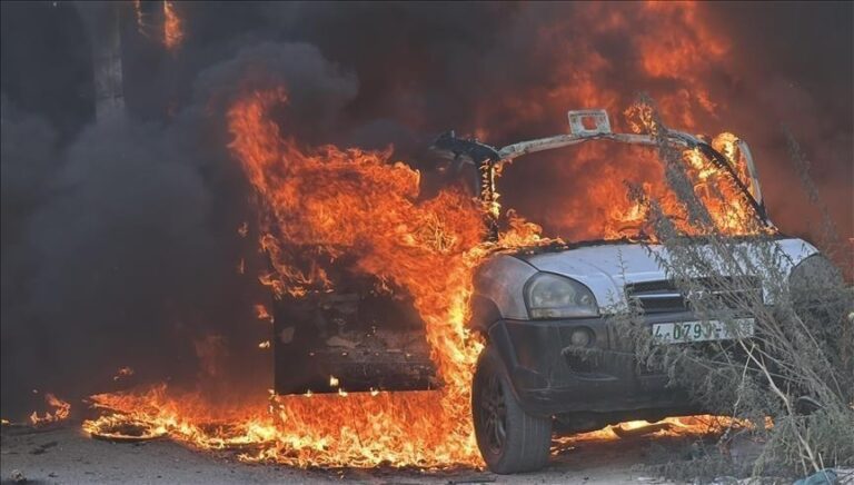 مستوطنون يحرقون مدرسة وسيارات في الضفة