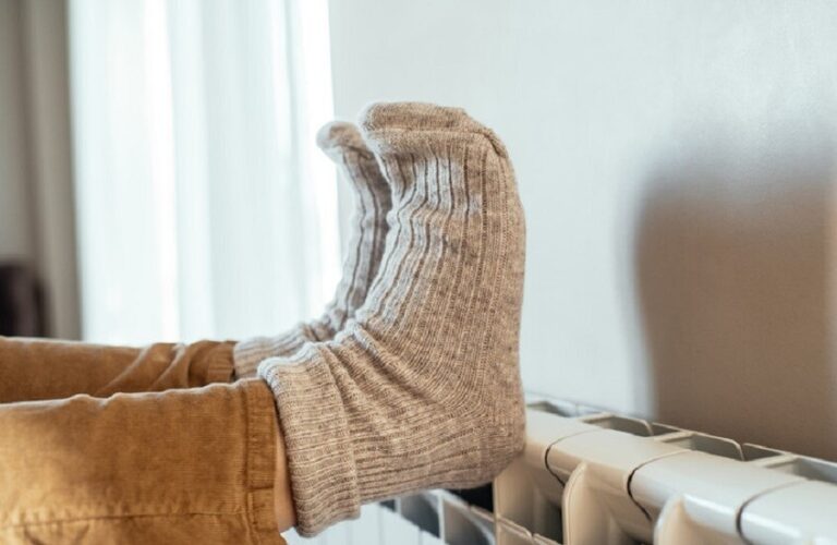 برودة اليدين والقدمين.. علامة طبيعية أم خطر صحي؟