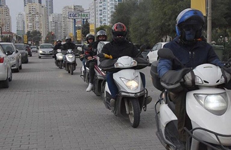 عمال التوصيل في تركيا يلوّحون بالإضراب