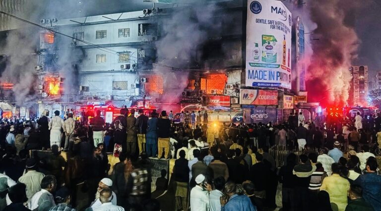 قتلى وإصابات بحريق ضخم في باكستان (فيديو)