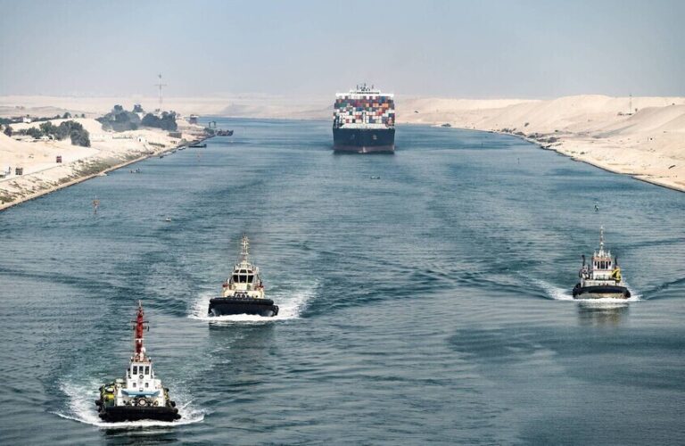 قناة السويس تعود للحياة بعد هدنة غزة