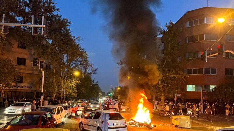 إيران: لم نتراجع عن إعدام 800 محتج!