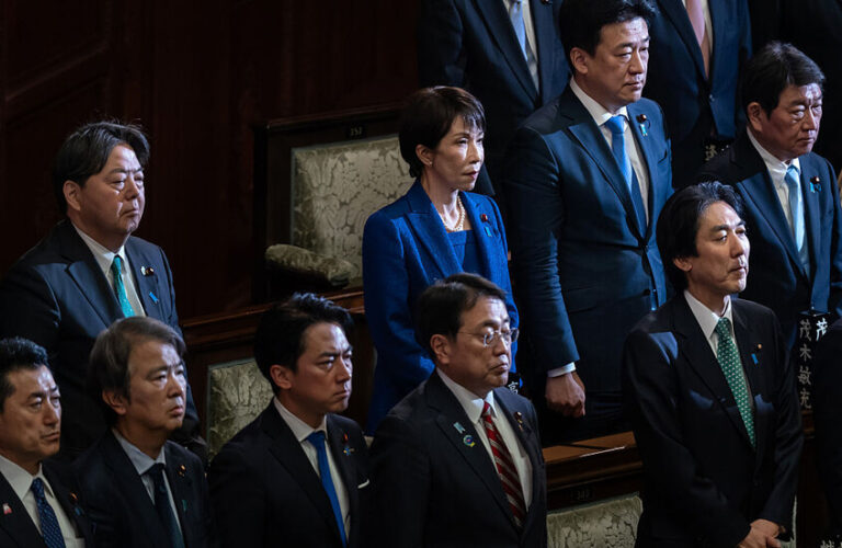 رئيسة الوزراء اليابانية تحل مجلس النواب