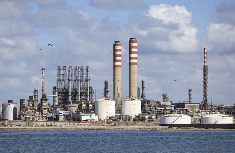 فنزويلا تخطط لزيادة إنتاج النفط 18%