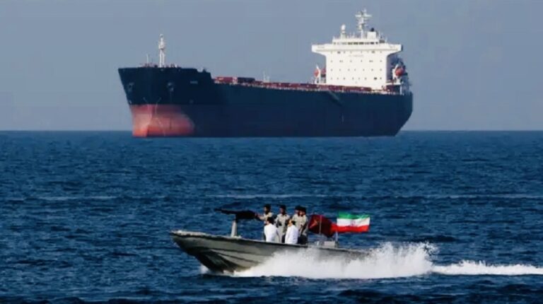 أميركا تفرض عقوبات على شركات وناقلات مرتبطة بإيران