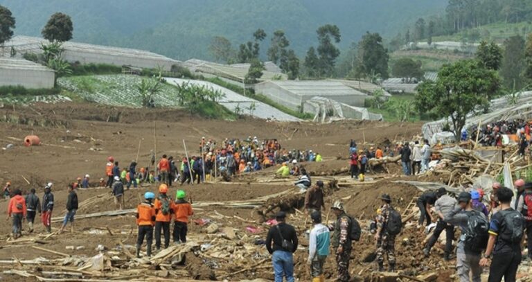 49 قتيلاً بانهيار أرضي في إندونيسيا (فيديو)