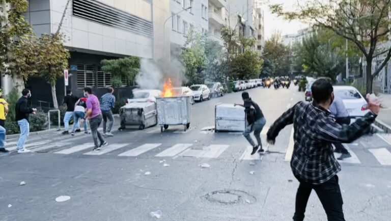 إيران: تفكيك خلايا شغب مسلح وتوقيف 128 شخصاً