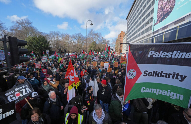 تظاهرة حاشدة في لندن تضامناً مع فلسطين (فيديو)