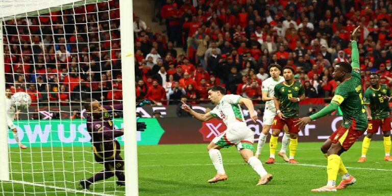 المغرب يُقصي الكاميرون ويضرب موعداً نارياً مع السنغال بنصف نهائي كأس أفريقيا