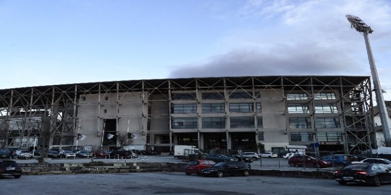 مصرع 7 مشجعين لنادي “باوك ثيسالونيكي” بعد إصطدام حافلة تقلهم بشاحنة