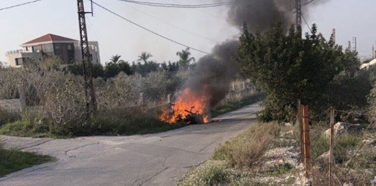 بالفيديو – استهداف سيارة بين وادي جيلو وجويا