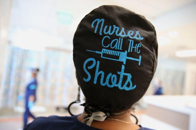 ممرضة تنتصر في المحكمة بعد فصلها بسبب الحجاب