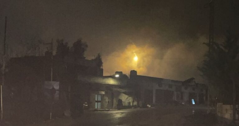 قذائف ضوئية على عيترون