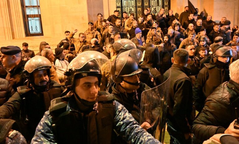 الحجار ومنسى يلتقيان العسكريين خارج البرلمان