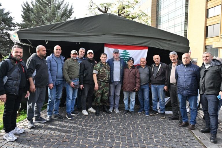 “العسكريون المتقاعدون” يعترضون طريق النواب (صور)