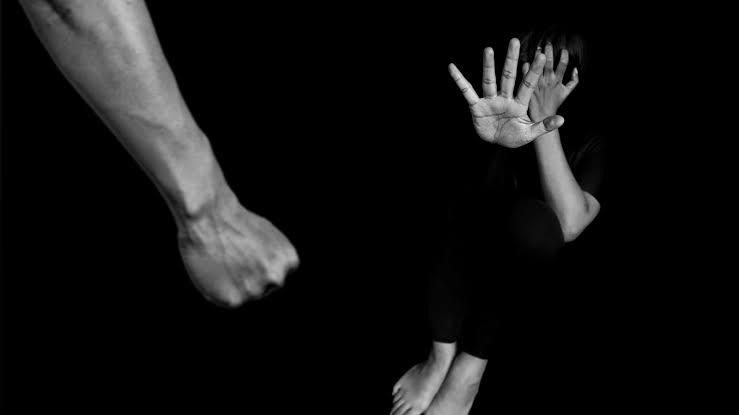 إشكال بين الصليب الأحمر والدفاع المدني على نقل جريح! (فيديو)