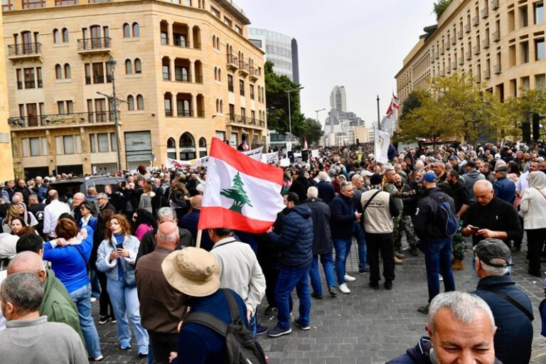 المعلمون في صدارة التحركات احتجاجًا على الموازنة (صور)