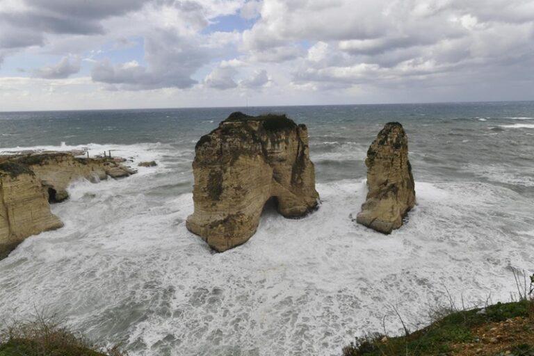 حريق فندق في الروشة (فيديو)