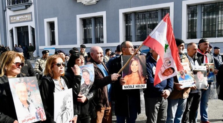 تظاهرة لأهالي ضحايا المرفأ: تعيين القزي إهانة فاضحة لدماء أولادنا (صور)