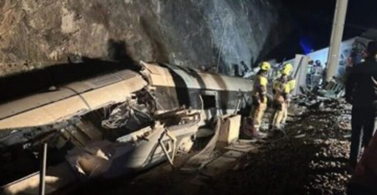 عشرات الضحايا بتصادم قطارين في إسبانيا (فيديو)