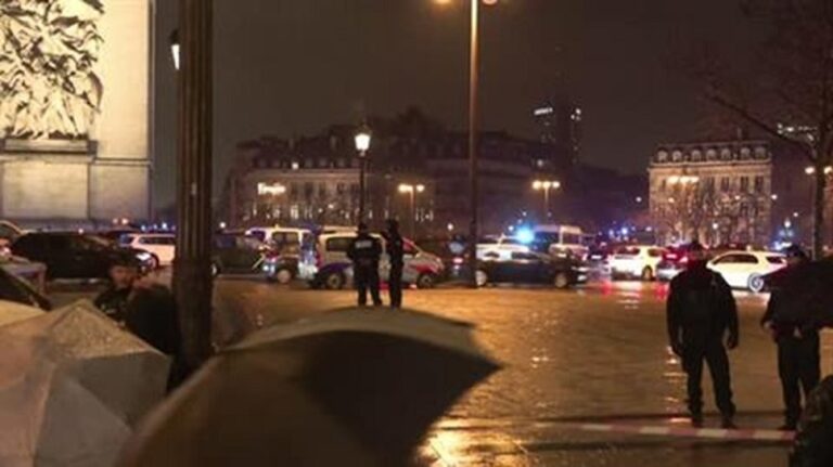 هجوم على عناصر درك في باريس.. ومقتل المهاجم (فيديو)