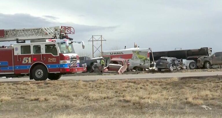 قتلى وعشرات المصابين بحادث تصادم في كولورادو (فيديو)