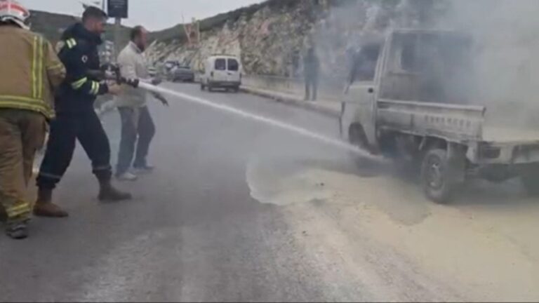 إندلاع حريق في “بيك آب” على طريق كفردجال (فيديو)