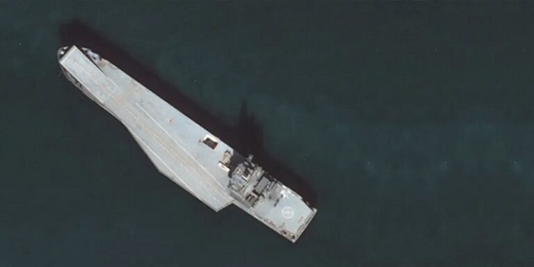 حاملة مسيّرات إيرانية قرب مضيق هرمز