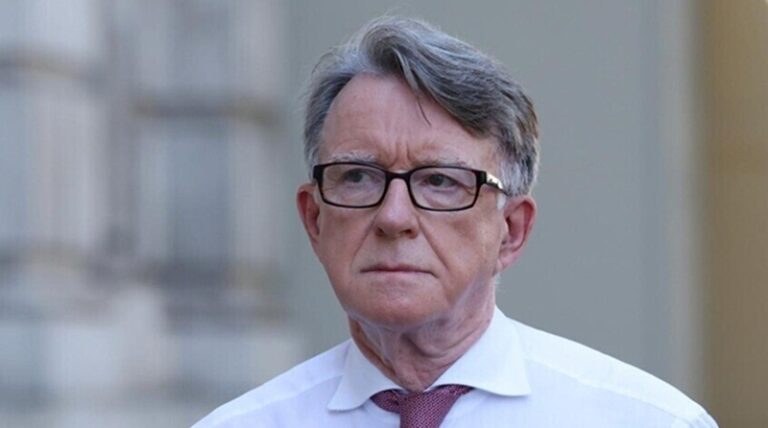 الإفراج عن السفير البريطاني السابق بعد اعتقاله بإطار قضية إبستين