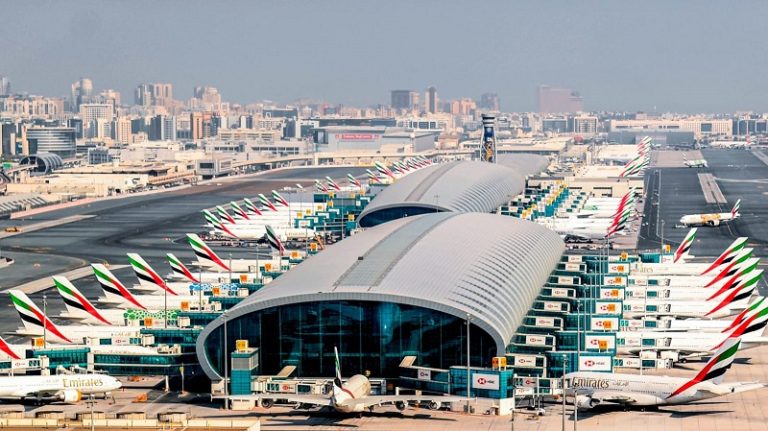 استهداف قرب مطار دبي.. وتعليق جميع الرحلات الجوية (فيديو)