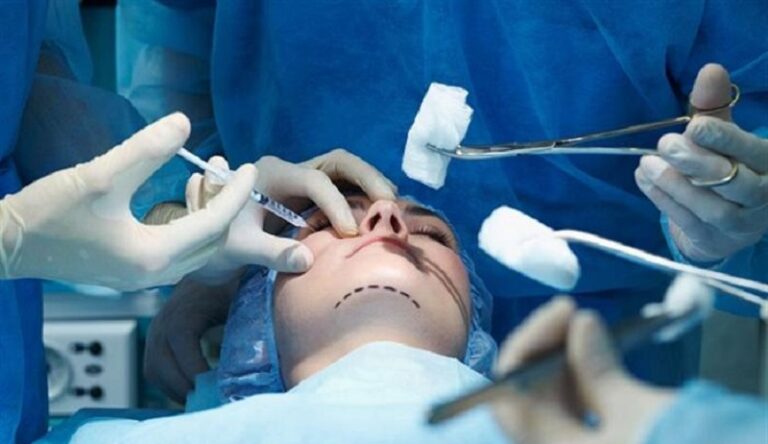 نجمات يعترفن بالتجميل ويكشفن صورهن الطبيعية (صور)