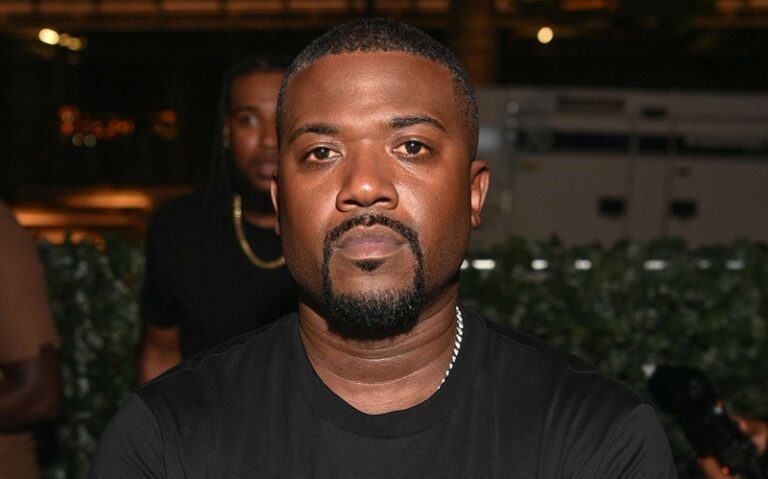 راي جاي يثير القلق في حفل بلويزيانا.. دموع “دامية” وجهاز لمراقبة القلب على المسرح