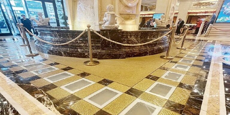 فندق يقتلع سبائك ذهبية من أرضية مدخله!