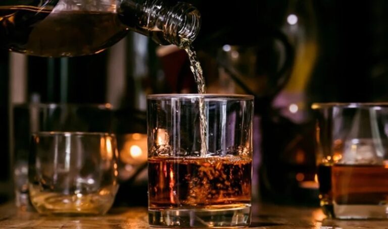 بعد 73 عاماً من الحظر.. السعودية تسمح ببيع الكحول لـ”الأجانب”!