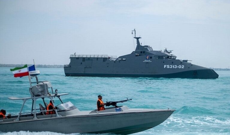 زوارق إيرانية تأمر ناقلة أميركية بالتوقف