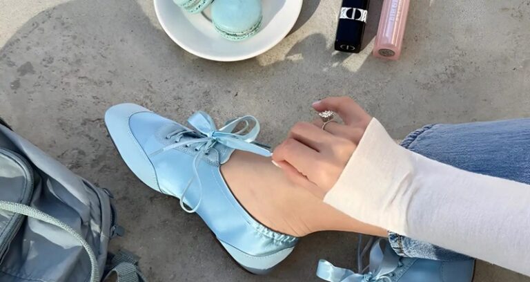 بالصور – أحذية الساتان الرياضية موضة ربيع 2026!