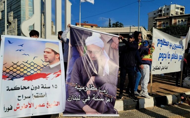 أهالي الموقوفين الإسلاميين يقطعون الطريق في طرابلس (فيديو)