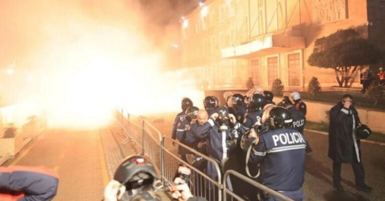 اشتباكات عنيفة في عاصمة ألبانيا بين متظاهرين والشرطة