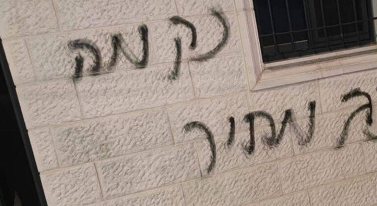 بالصور – مستوطنون يضرمون النيران في مسجد بالضفة الغربية