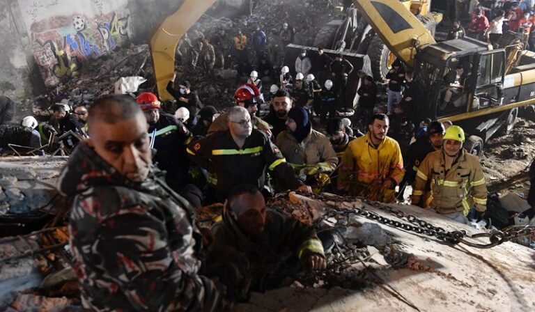 بالفيديو – حريق داخل مبنى مهدد بالانهيار في طرابلس