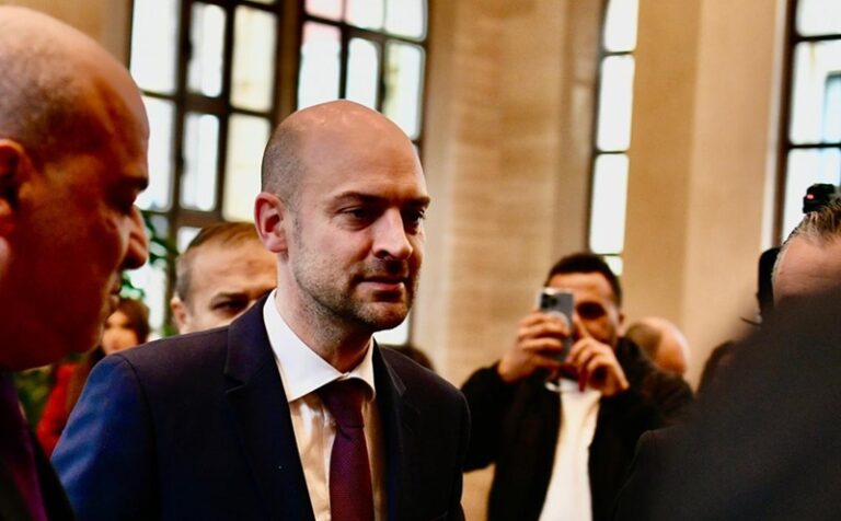 فرنسا تسعى لتبقى حاضرة إلى جانب لبنان