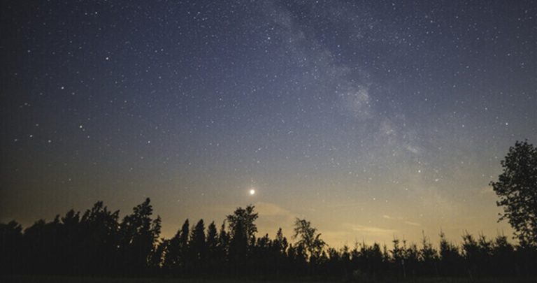 6 كواكب تصطف في مشهد نادر في سماء الأرض!